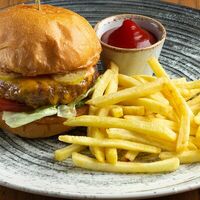 Бургер с говяжьей котлетой и картофелем фри в The Spot