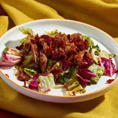 Салат с уткой по-пекински с миксом салата в Чина по цене 540 ₽