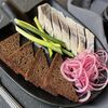 Селедка с луком и бородинским хлебом в В Питере пить по цене 505