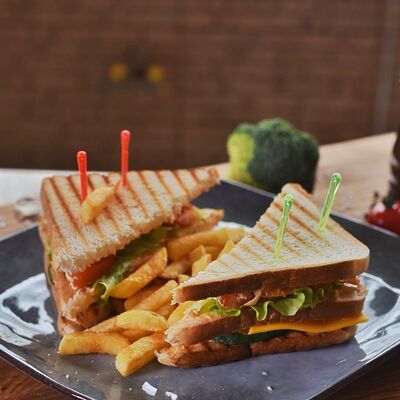 Клаб сэндвич с курицей и сыром в Адельфия по цене 450 ₽