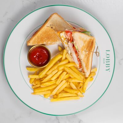 Клаб-сэндвич с картофелем фри в Lobby Bar по цене 620 ₽