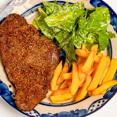 Мясная отбивная с салатом и картофелем фри в Муси по цене 780 ₽