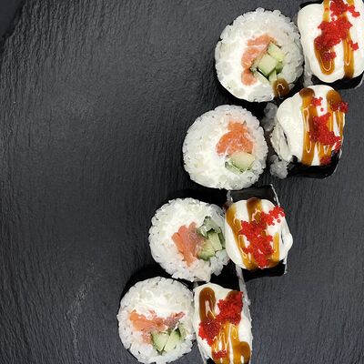 Ролл с лососем и сливочным муссомв Докими по цене 465