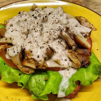 Тост с куриным бедром в Dobro coffee microroasters по цене 415 ₽