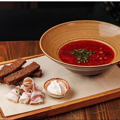 Борщ с роллами из сала и бородинскими гренками в Luna lounge по цене 769 ₽