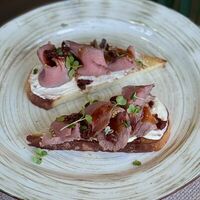 Брускетта с ростбифом и сыром Камамбер в Моне