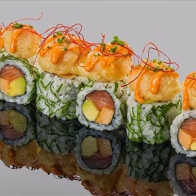 Ролл с тигровой креветкой темпура и соусом Том ям в Bluefin по цене 1330 ₽