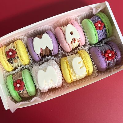 Макарон с разными вкусами XL ассорти маме на День матери с буквами и цветами в Miracle bakery по цене 3390 ₽