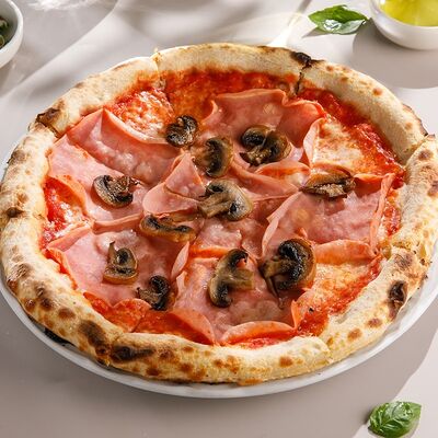 Пицца с ветчиной и грибами в Кукумбер по цене 750 ₽