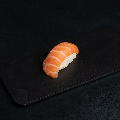 Суши с форелью в Sushi Yoshitake Omakase по цене 163 ₽