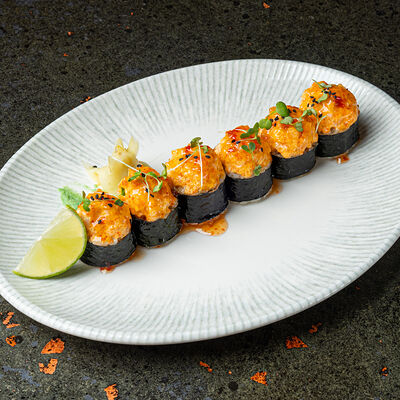 Ролл запеченный с креветкой в Sumo Izakaya по цене 870 ₽