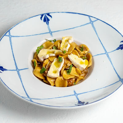 Джемелли с томленым кроликом, белыми грибами и сыром камамбер в Mukka по цене 898 ₽