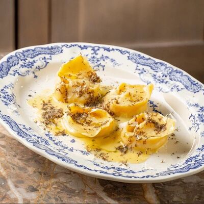 Равиоли с молодыми сырами и чёрным трюфелем в Joli grand bistrot по цене 1190 ₽