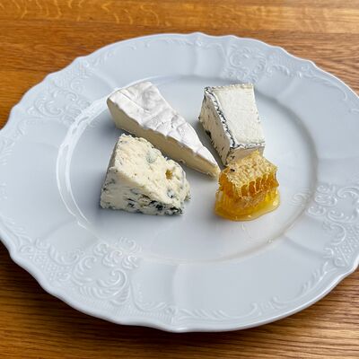 Сырная тарелка в Touché по цене 1500 ₽