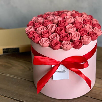 Шоколадные розы в шляпной коробке 55 шт в Sweetness по цене 2690