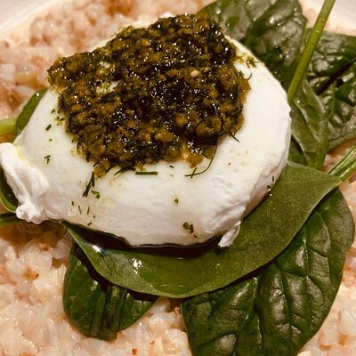 Зеленая гречка с песто, яйцом пашот и пармезаном в Маркс по цене 395 ₽