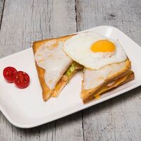 Сэндвич с яйцом, ветчиной и сыром в Marilyn