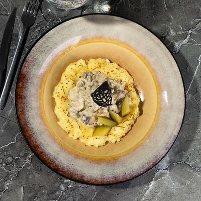 Бефстроганов из мраморной вырезки с опалённым картофельным пюре и копчёной сметаной в Фореста Фестиваль Парк по цене 880 ₽