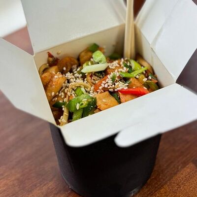 Лапша удон с курицей, грибами и овощами в Pizza Point по цене 720 ₽