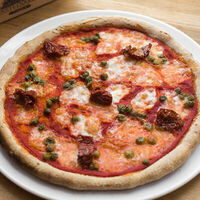 Пицца с каперсами и вялеными томатами в Кастельсардо