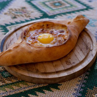 Хачапури по-аджарски с беконом в Грузинский дом марабда по цене 455 ₽