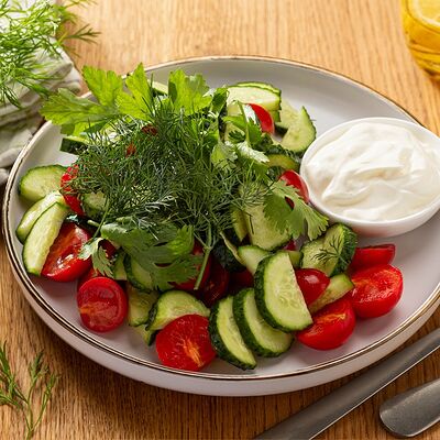 Большая порция Овощной салат в Пока горячее по цене 744 ₽