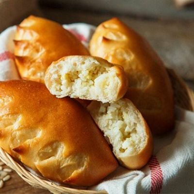 Пирожок с рисом и яйцом в DM Cafe по цене 111 ₽