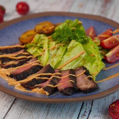 Стейк-салат с говядиной в Гастробар Крапива по цене 650 ₽