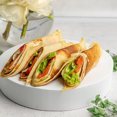 Блинчики с лососем и соусом блю чиз в KanapeFest по цене 2980 ₽