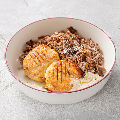 Котлеты из курицы с томленой гречкой в Шоколадница по цене 550 ₽