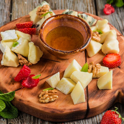 Ассорти европейских сыров в Пряности & Радости на Московском по цене 990 ₽