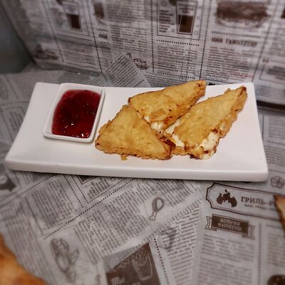 Сыр жаренный с брусничным джемом в Левон по цене 590 ₽