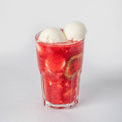 Фруктово-ягодный коктейль с мороженым в Coffee BOOM по цене 2000 ₸