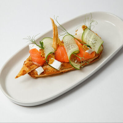 Эклер с форелью и апельсиномв Сны любимого кота по цене 590 ₽