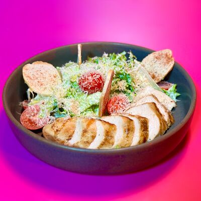 Цезарь с курицейв ROOF по цене 570 ₽