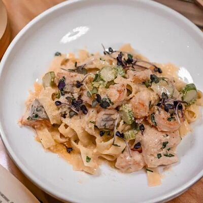 Фетучини с лососем и креветкой в Библиотека по цене 770 ₽
