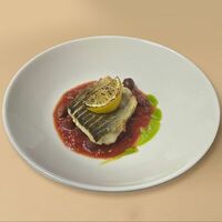 Филе сибаса на гриле с пюре из томатов, маслин и каперсов в SCAT