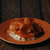 Сыр страчателла с прошутто в Gioffre