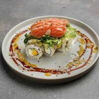 Ролл Тай с татаки из лосося в Merchants Coffee