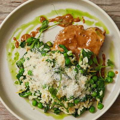 Томлёная говядина в горчичном соусе с орзо, зелёным горошком и мятой в Банщики по цене 1390 ₽