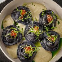 Пельмени из лосося с красной икрой и творожным сыром в Смородина