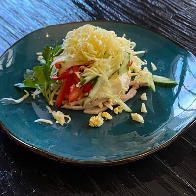 Салат из ветчины, огурца, яйца и перца с майонезом и сыром в Длинный нос по цене 220 ₽