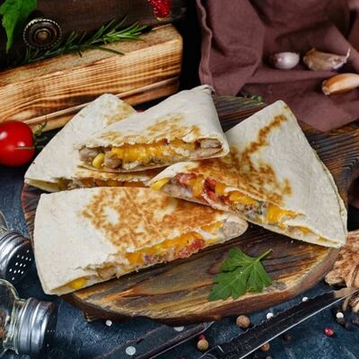 Кесадилья Chicken сырная в Deus Burgers Tako & Burrito Premium по цене 680 ₽