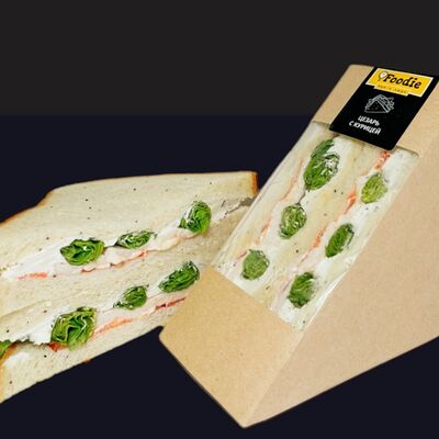 Премиум Сэндвич Цезарь с курицей в КАРО по цене 390 ₽