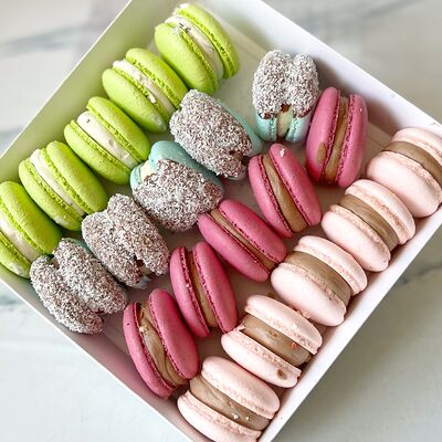 Подарочный набор макарон ассорти Райское наслаждение в Vanilka по цене 4095 ₽