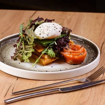 Венская вафля с лососем и муссом из авокадо в THE ZAVTRAK по цене 1040 ₽