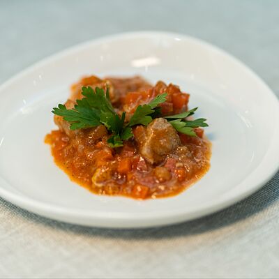 Гуляш из свинины в томатном соусе в Есть на море по цене 250 ₽