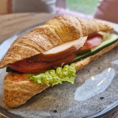 Круассан с копченой курочкой и помидоркой в Choco.cake.hand по цене 310 ₽