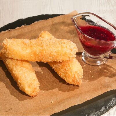 Жареный сыр сулугуни с брусничным джемом в Троя по цене 520 ₽