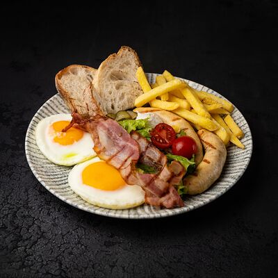 Глазунья из 2-х яиц с колбасками, картофелем фри, беконом криспи и соусом барбекю из абрикосов в Прага по цене 700 ₽